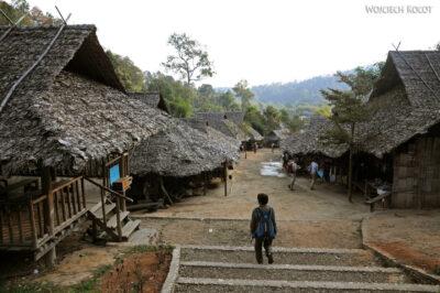 W wiosce Długich Szyj-Baan Tong Luang