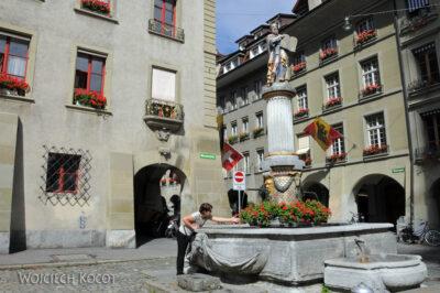 Gen06087-Bern-dziedziniec z fontanną