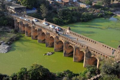 IN05144-Orcha-Raja Mahal (pałac stary) - widok na most i rzekę