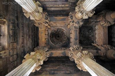 IN07128-Khajuraho-wnętrze Vishwanath Temple