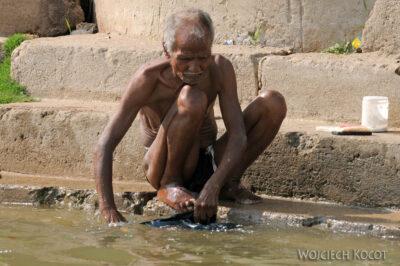 IN08084-Waranasi-kąpiel w Gandze