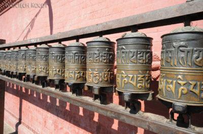 IN12071-Kathmandu-młynki modlitewne przy Stupie Swajambuth