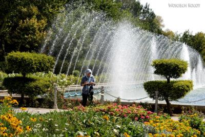 Irns092-Isfahan-w parku przy Pałacu letnim Safawidów