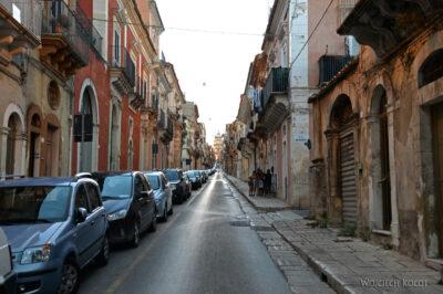 Sym238-Ragusa-spacer po ulicach