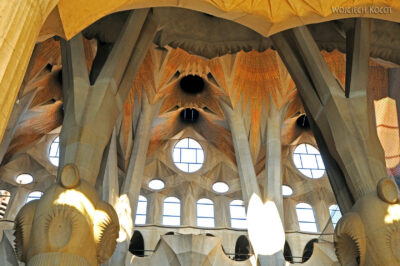Basw010-La Sagrada Familia-wnętrze