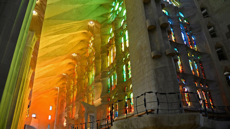 Basw031-La Sagrada Familia-wnętrze