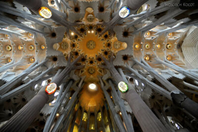 Basw056-La Sagrada Familia-wnętrze