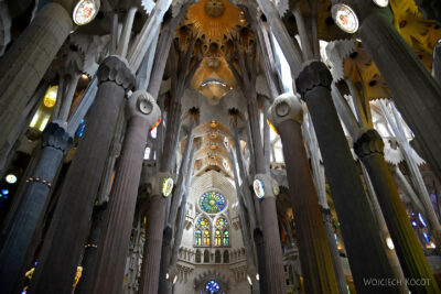 Basw057-La Sagrada Familia-wnętrze