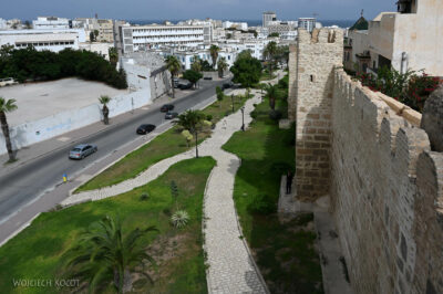 Tuf070-Sousse-wzdłuż murów miejskich