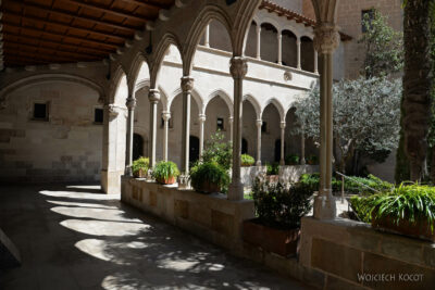 53-074-Montserrat-krużganki klasztorne
