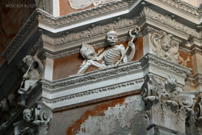Pis1170-Monterosso-Kościół z kościotrupami
