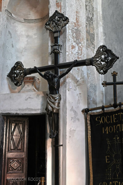 Pis1172-Monterosso-Kościół z kościotrupami
