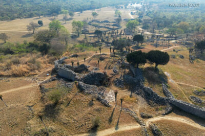 afr04d084-Great Zimbabwe-przy cytadeli