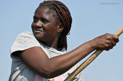 afr10d099-spływ mokoro po delcie Okavango-seria portrety