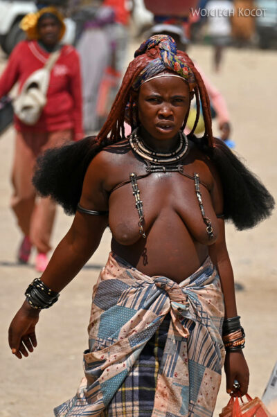 afr17d010-Opuwo-kobiety Himba afr17d010-Opuwo-kobiety Himba