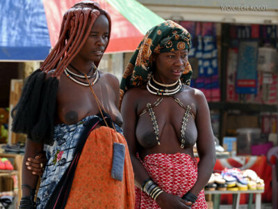 afr17d012-Opuwo-kobiety Himba afr17d012-Opuwo-kobiety Himba