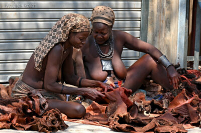 afr17d043-Opuwo-Kobiety Himba afr17d043-Opuwo-Kobiety Himba