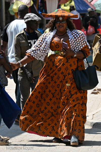 afr20d018-Opuwo-kobiety Herero afr20d018-Opuwo-kobiety Herero