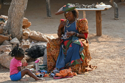 afr20d031-kobiety Herero przy straganach afr20d031-kobiety Herero przy straganach