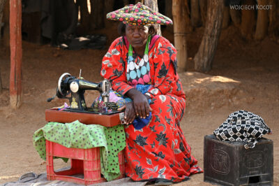 afr20d032-kobiety Herero przy straganach afr20d032-kobiety Herero przy straganach